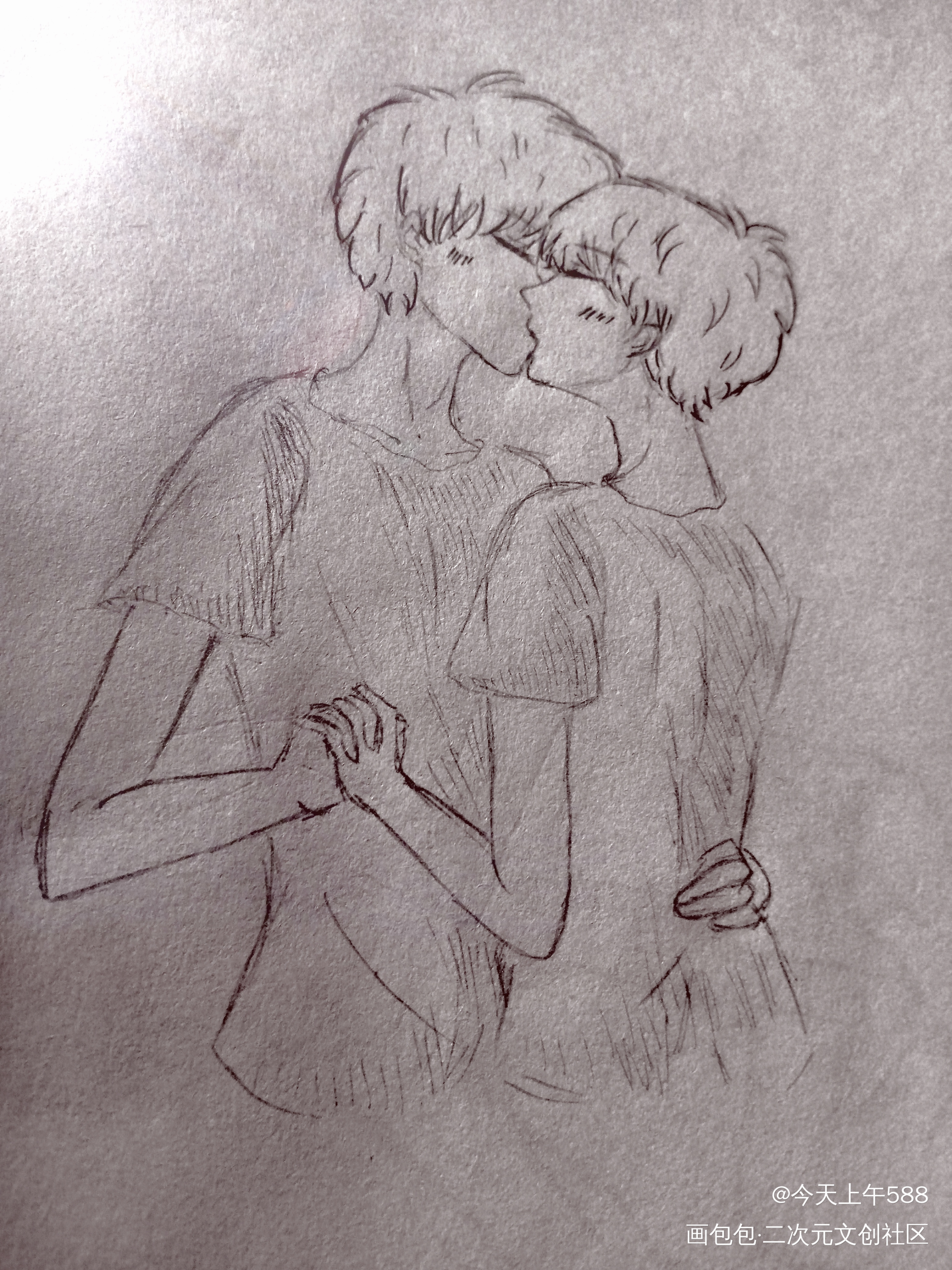 浅浅的亲一下(๑>؂<๑）_铅笔黑白简笔摸鱼页随手画绘画作品